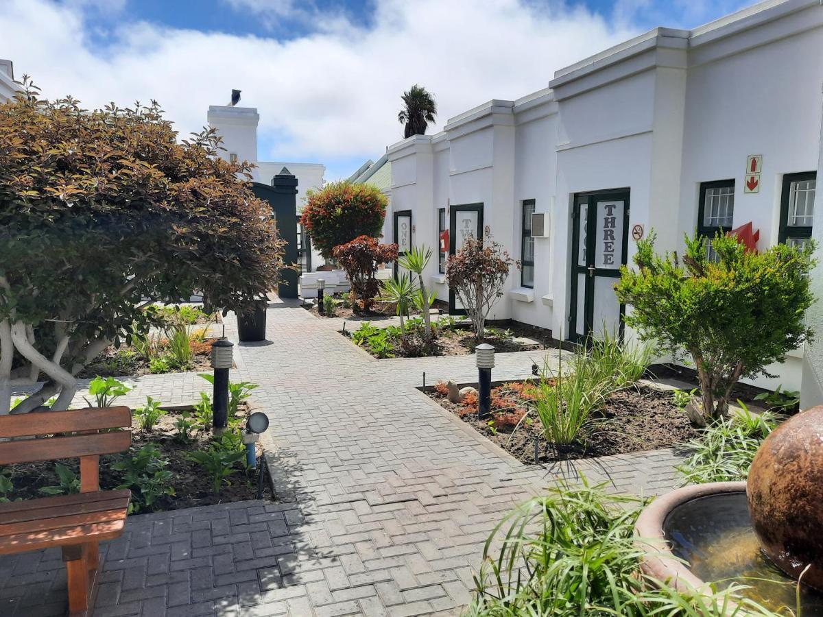 Langholm Hotel Уолфиш Бей Екстериор снимка