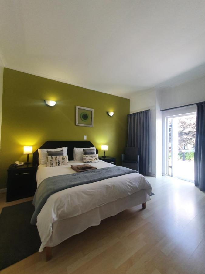 Langholm Hotel Уолфиш Бей Екстериор снимка
