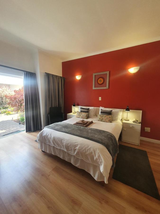 Langholm Hotel Уолфиш Бей Екстериор снимка