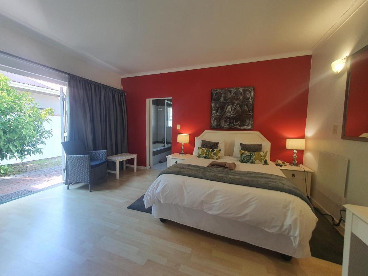 Langholm Hotel Уолфиш Бей Екстериор снимка