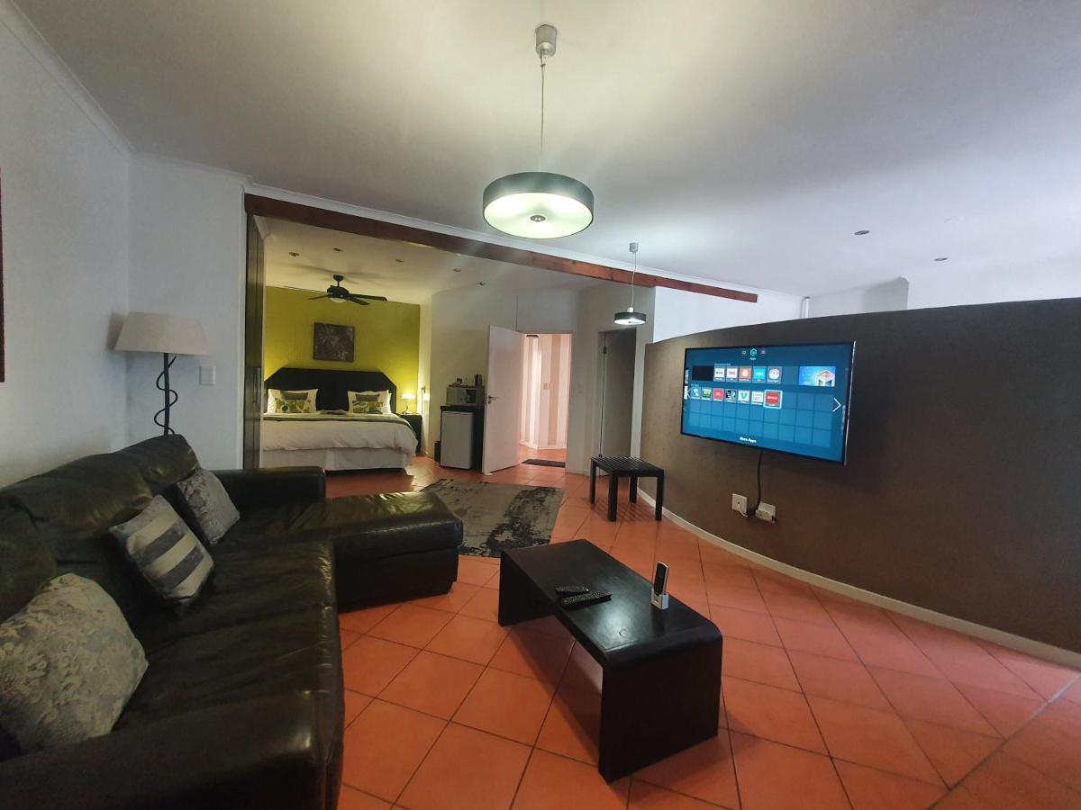 Langholm Hotel Уолфиш Бей Екстериор снимка