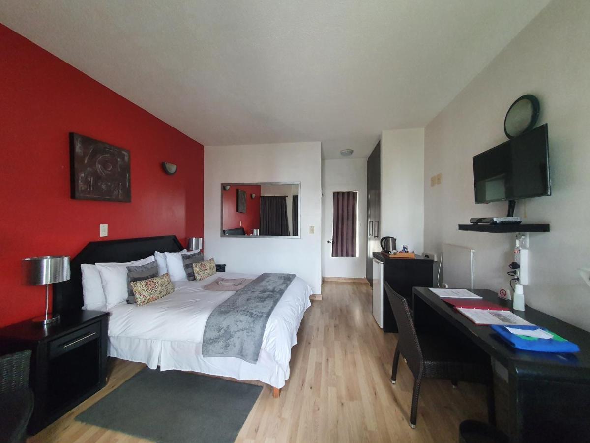 Langholm Hotel Уолфиш Бей Екстериор снимка
