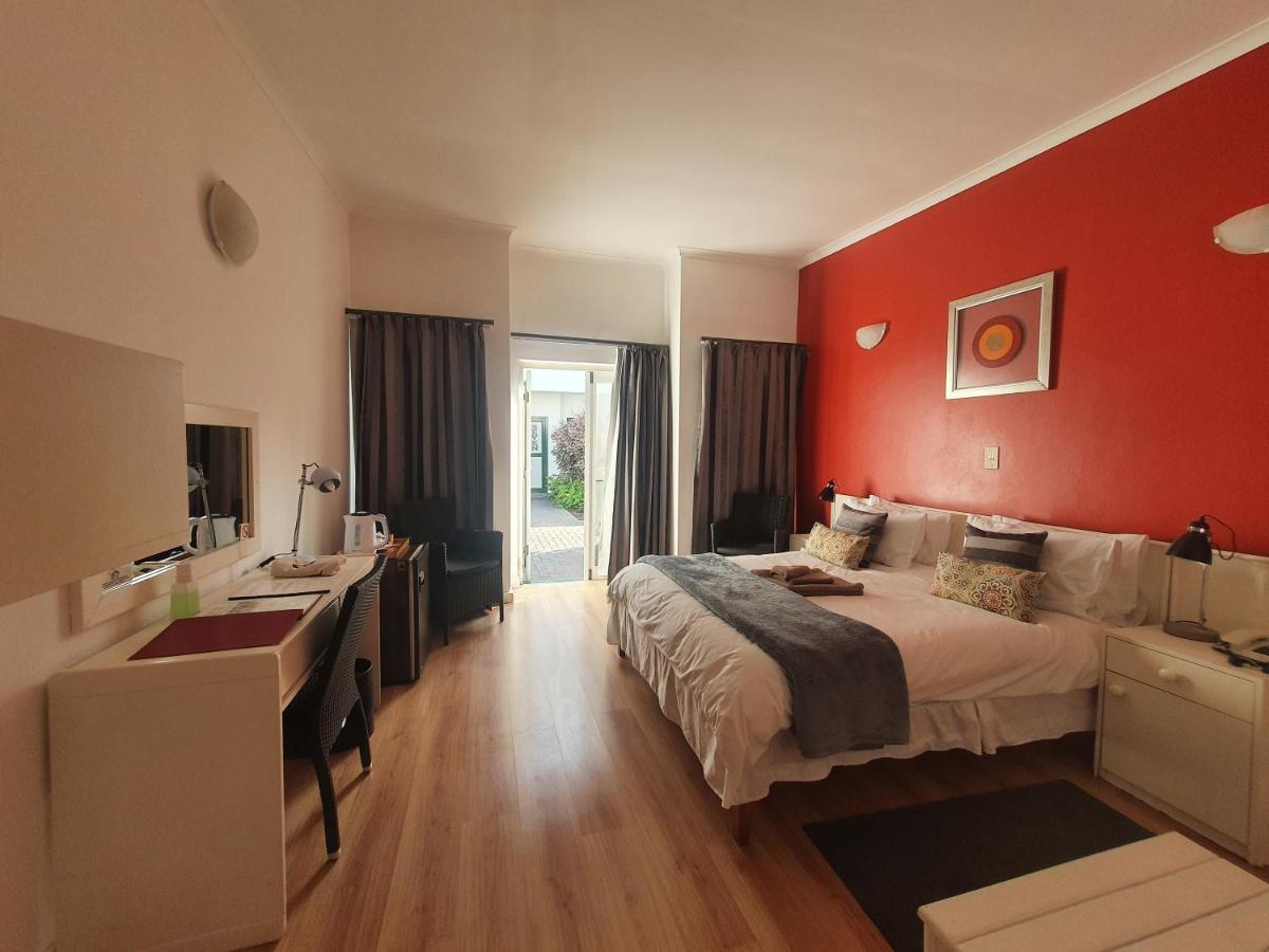 Langholm Hotel Уолфиш Бей Екстериор снимка