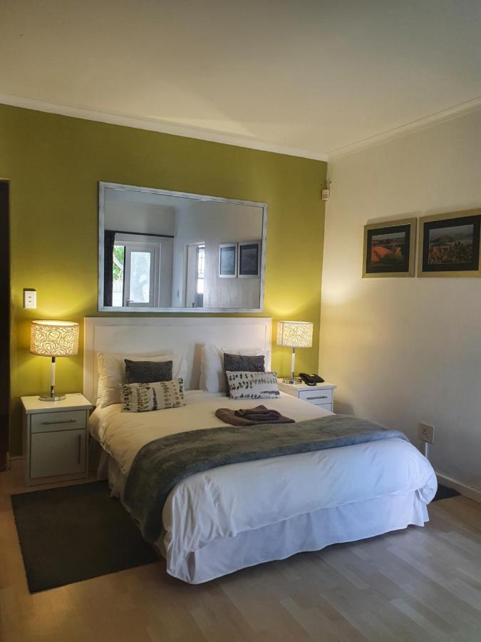Langholm Hotel Уолфиш Бей Екстериор снимка