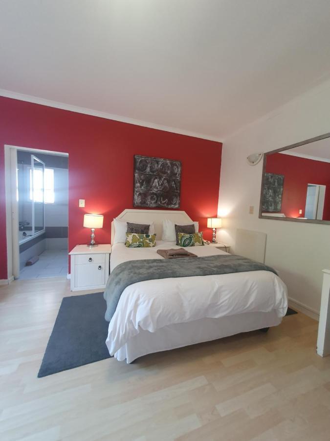 Langholm Hotel Уолфиш Бей Екстериор снимка