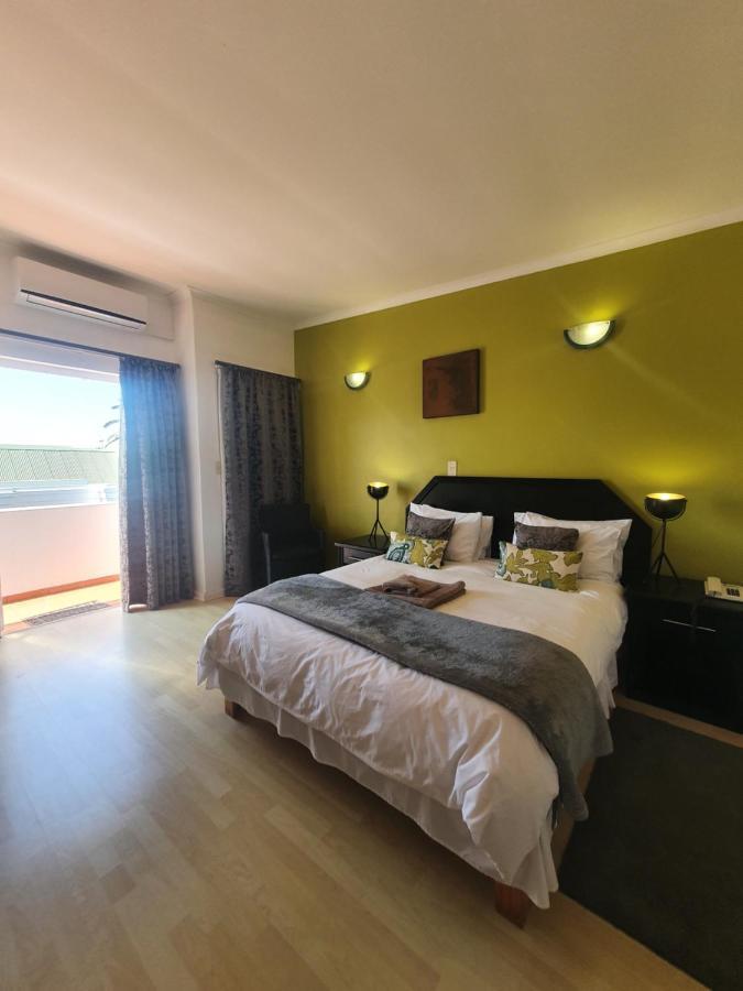 Langholm Hotel Уолфиш Бей Екстериор снимка