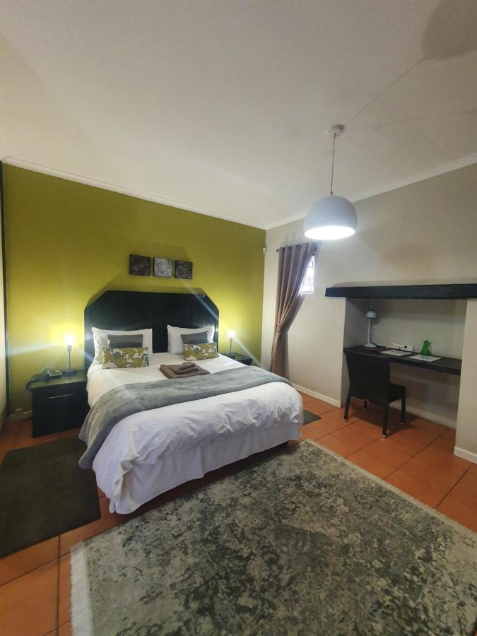 Langholm Hotel Уолфиш Бей Екстериор снимка