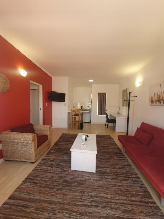 Langholm Hotel Уолфиш Бей Екстериор снимка