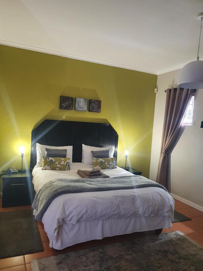 Langholm Hotel Уолфиш Бей Екстериор снимка