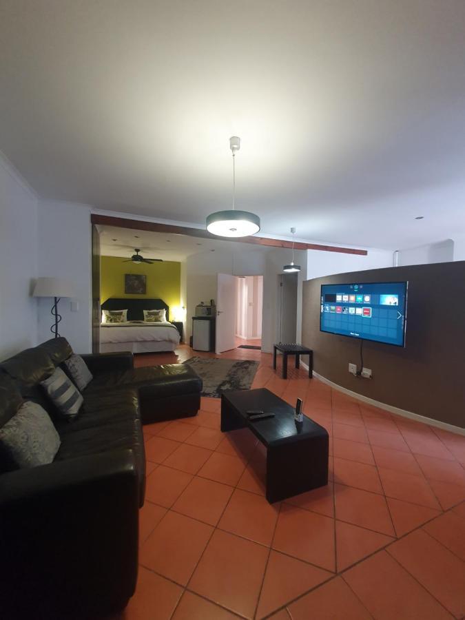 Langholm Hotel Уолфиш Бей Екстериор снимка