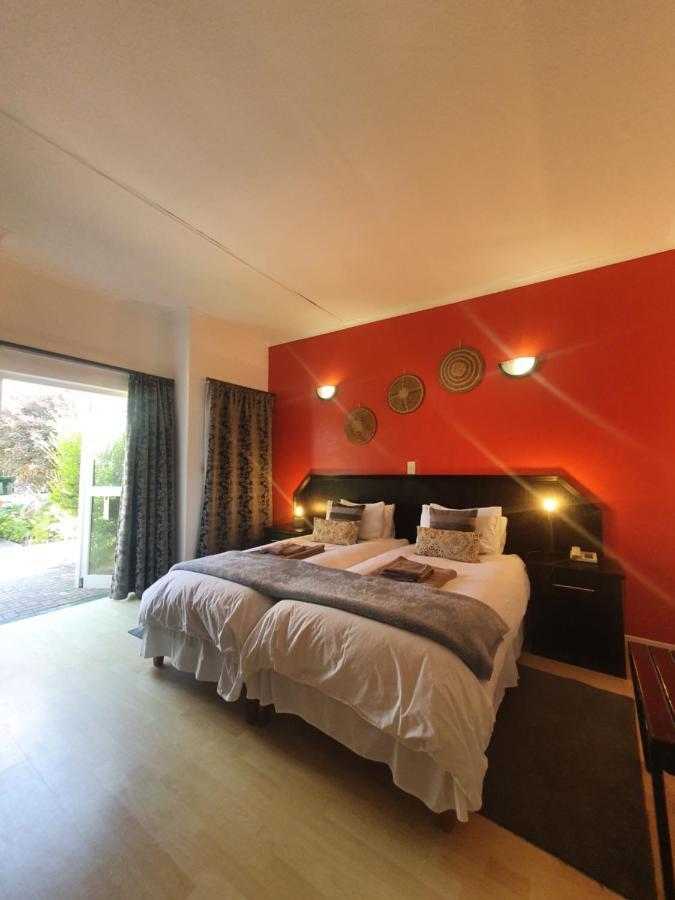 Langholm Hotel Уолфиш Бей Екстериор снимка