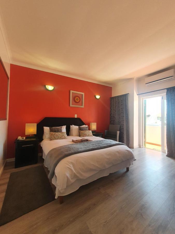 Langholm Hotel Уолфиш Бей Екстериор снимка