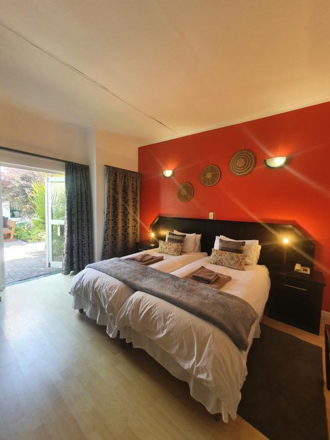 Langholm Hotel Уолфиш Бей Екстериор снимка