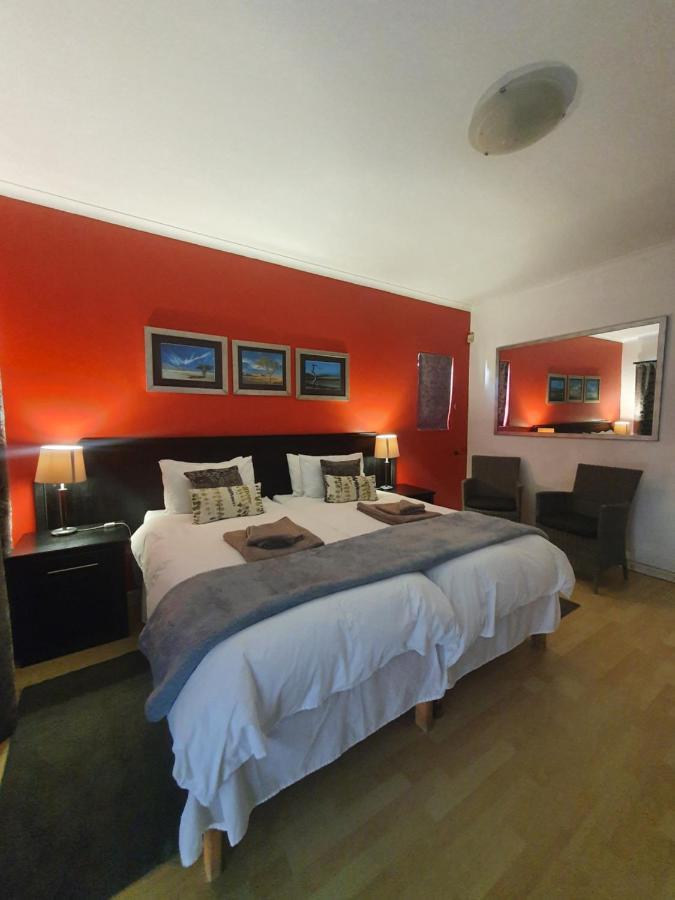 Langholm Hotel Уолфиш Бей Екстериор снимка